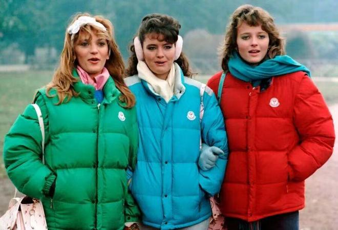 还抢着买加拿大鹅卖不动它卖疯了冰球突破游戏2万元一件又土又贵(图1)