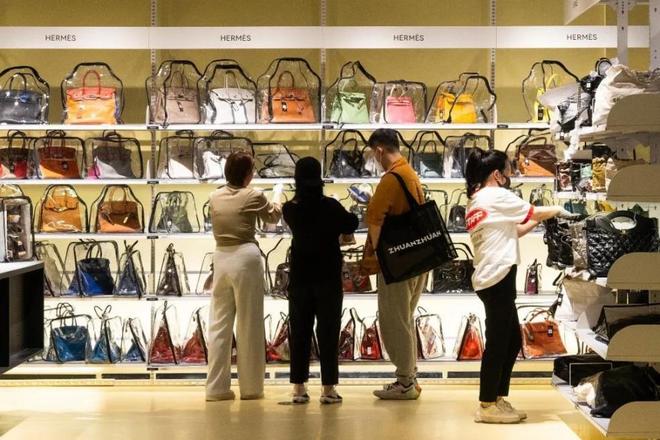 还抢着买加拿大鹅卖不动它卖疯了冰球突破游戏2万元一件又土又贵(图8)