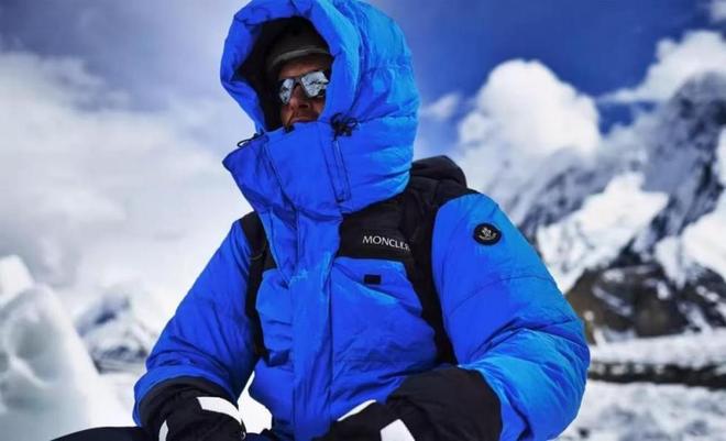 还抢着买加拿大鹅卖不动它卖疯了冰球突破游戏2万元一件又土又贵(图4)