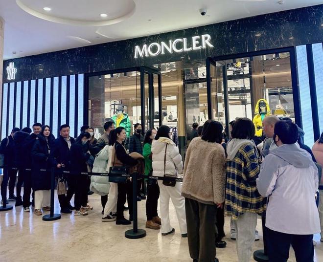 还抢着买加拿大鹅卖不动它卖疯了冰球突破游戏2万元一件又土又贵(图2)