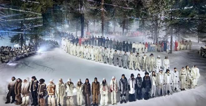 还抢着买加拿大鹅卖不动它卖疯了冰球突破游戏2万元一件又土又贵(图7)